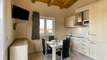 Refrigerador, parrilla de estufa, cafetera y tetera y tostadora