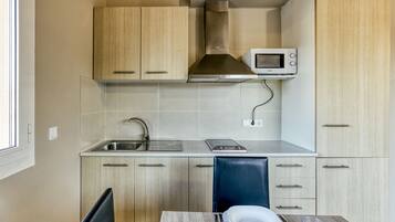 Frigorífico, placa de cocina, cafetera o tetera y tostadora