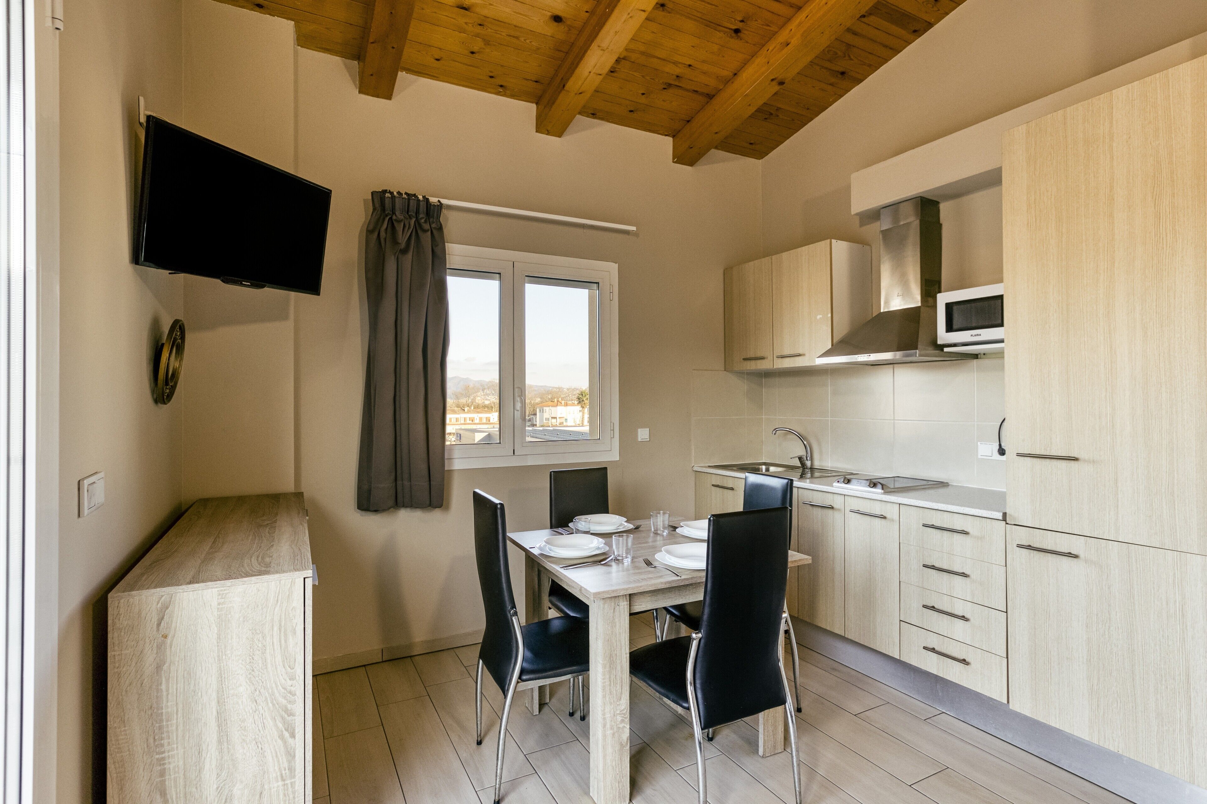 Refrigerador, parrilla de estufa, cafetera y tetera y tostadora 