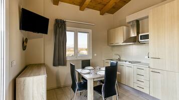 Refrigerador, parrilla de estufa, cafetera y tetera y tostadora