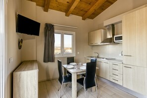 Fridge, stovetop, coffee/tea maker, toaster