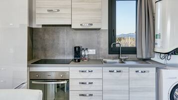 Réfrigérateur, four, plaque de cuisson, cafetiÚre/bouilloire