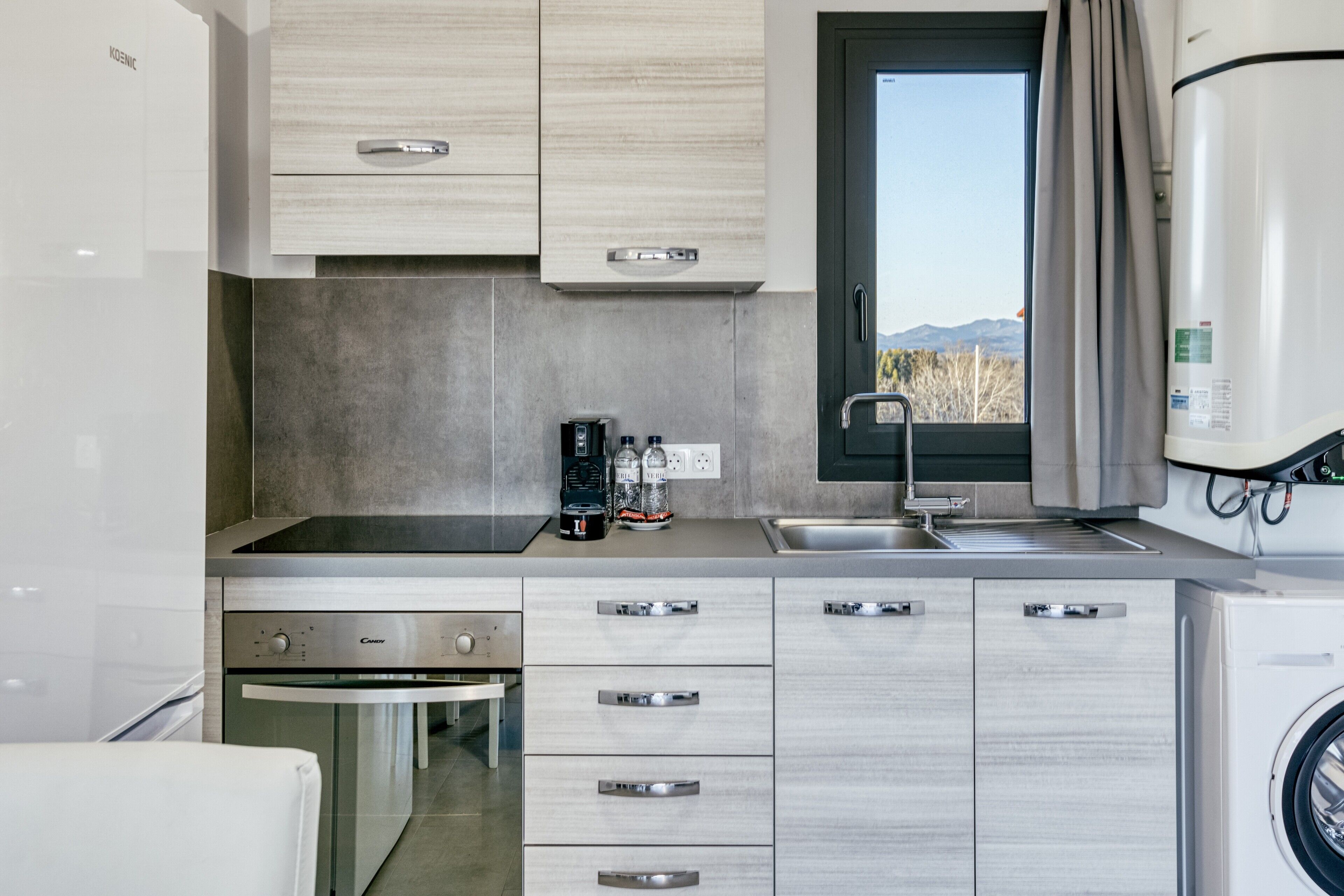 Fridge, oven, stovetop, coffee/tea maker