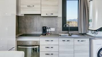 Fridge, oven, stovetop, coffee/tea maker