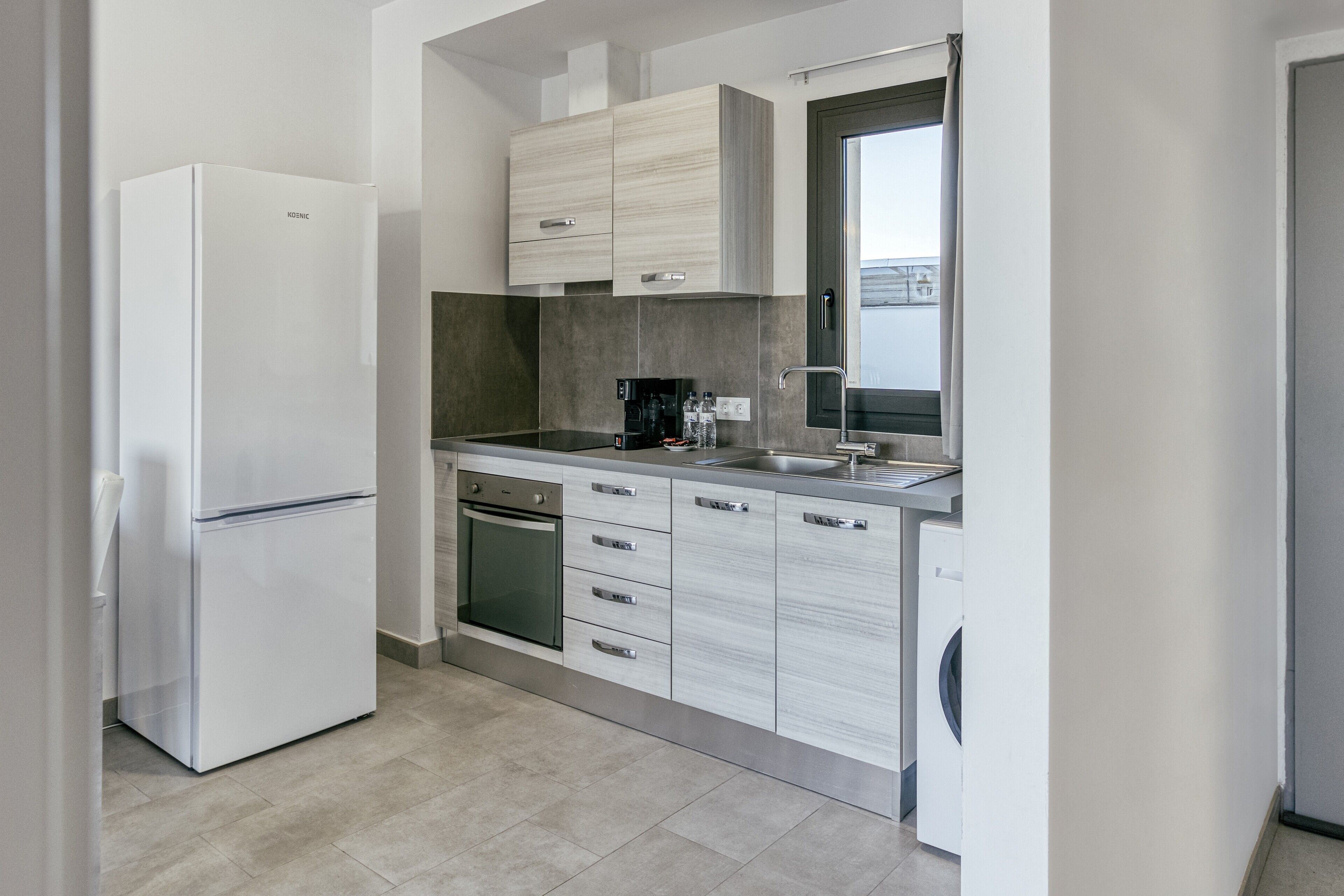 Frigorifero, forno, piano cottura, macchina per tè/caffè