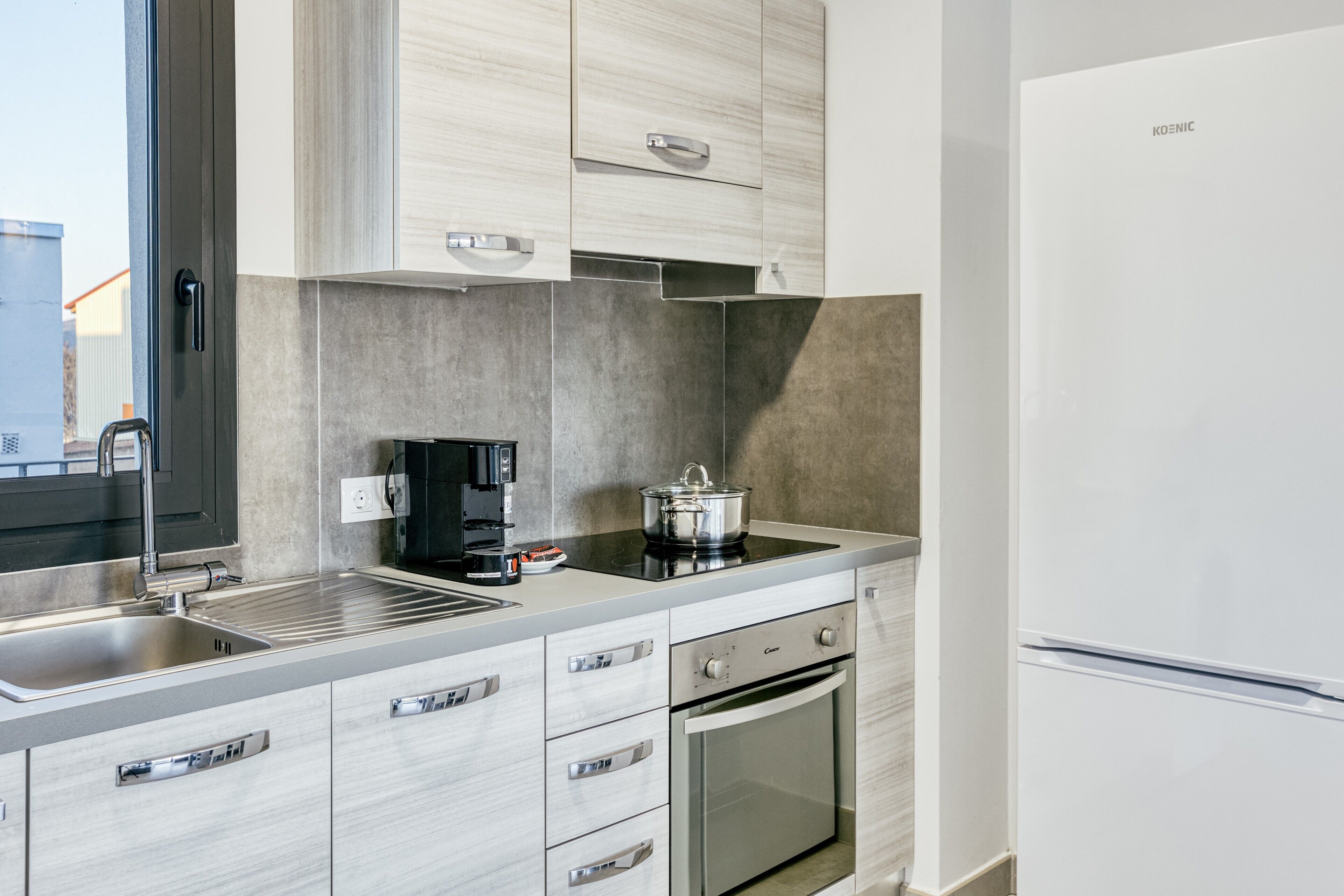 Fridge, oven, stovetop, coffee/tea maker