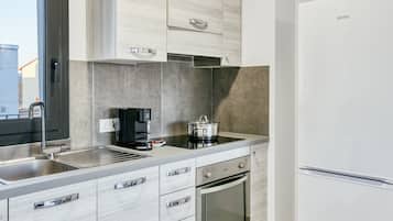 Réfrigérateur, four, plaque de cuisson, cafetière/bouilloire