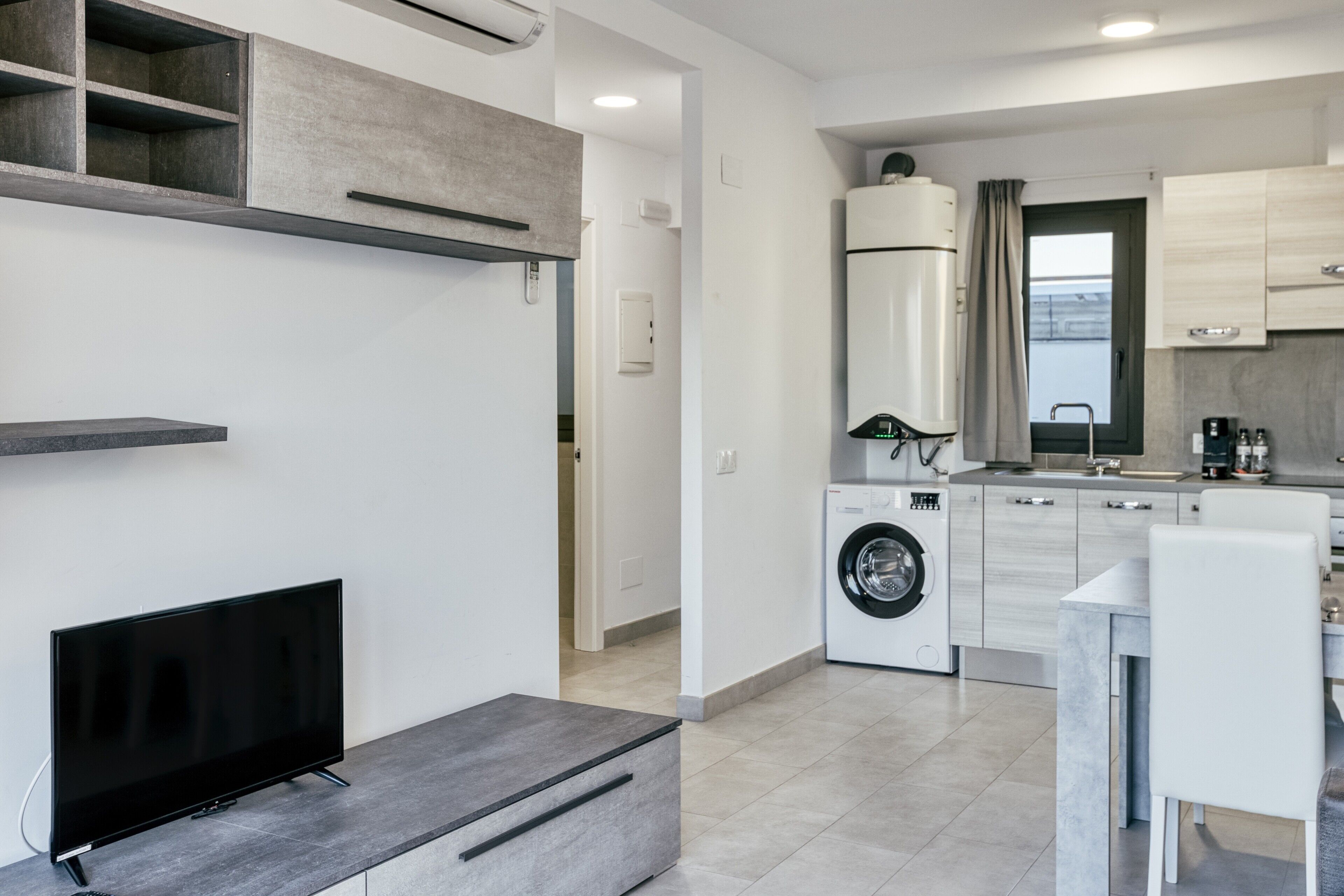 Fridge, oven, stovetop, coffee/tea maker