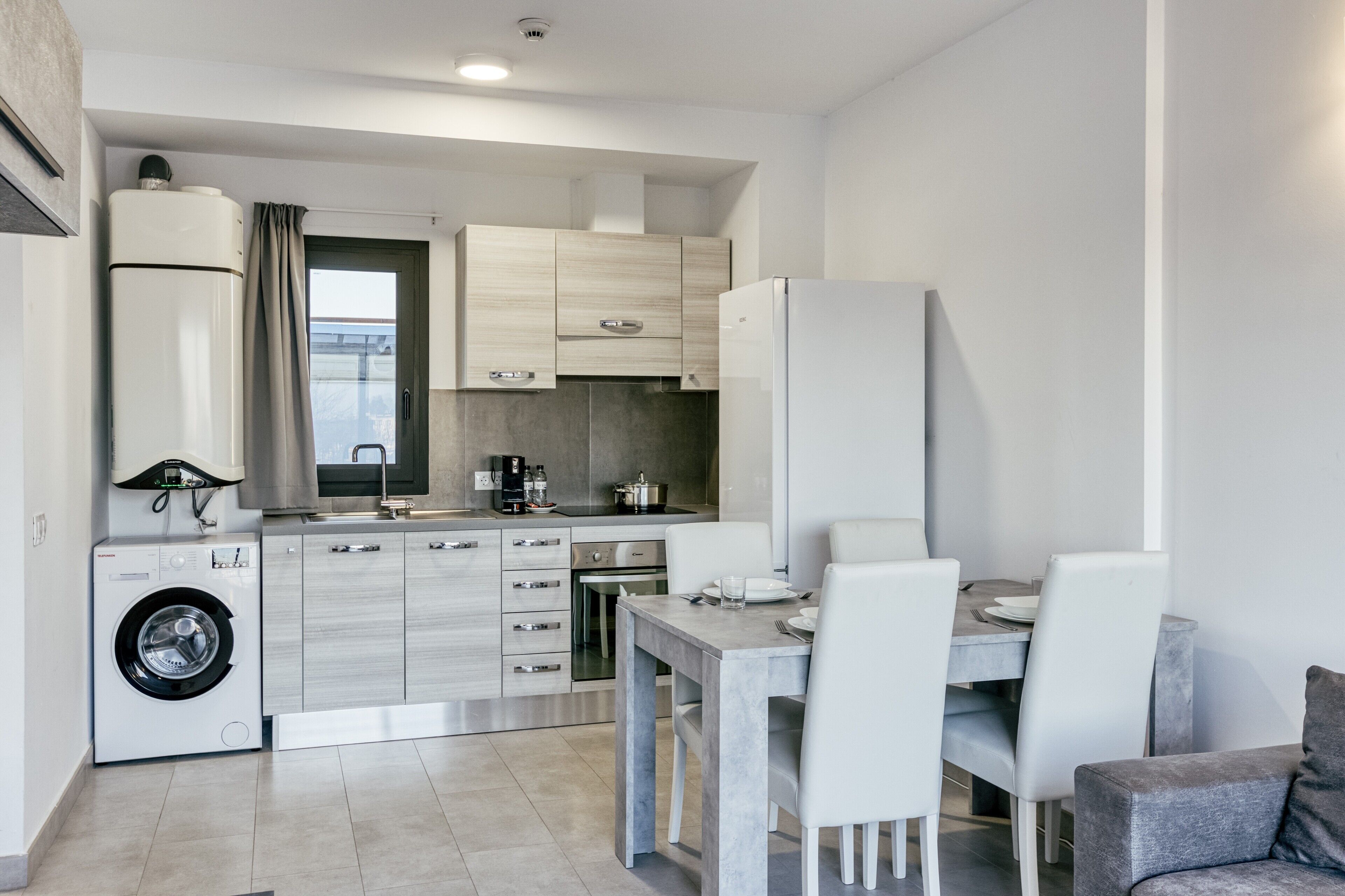 Frigorífico, horno, placa de cocina y cafetera o tetera