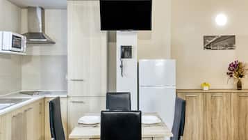 Refrigerador, microondas, parrilla de estufa y cafetera y tetera