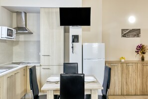 Réfrigérateur, micro-ondes, plaque de cuisson, cafetière/bouilloire