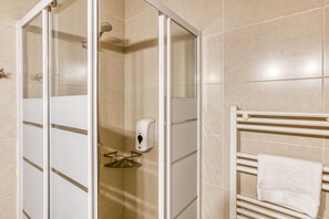 Douche, serviettes fournies