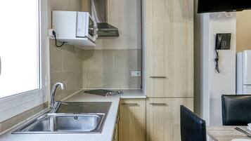 Frigorífico, microondas, placa de cocina y cafetera o tetera