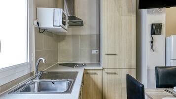 Refrigerador, microondas, parrilla de estufa y cafetera y tetera