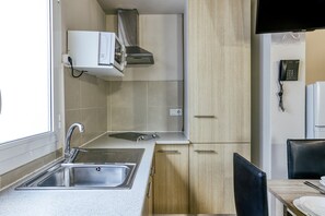 Fridge, microwave, stovetop, coffee/tea maker