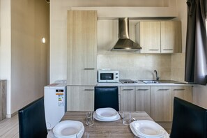 Réfrigérateur, micro-ondes, plaque de cuisson, cafetiÚre/bouilloire