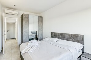 1 bedroom, free WiFi, bed sheets - Apartment 'Giuliano Superior 3' with Balcony, Wi-Fi and Air Conditioning (Empuriabrava)