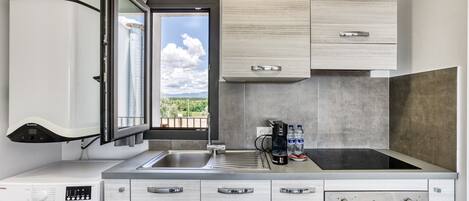 Fridge, oven, stovetop, coffee/tea maker