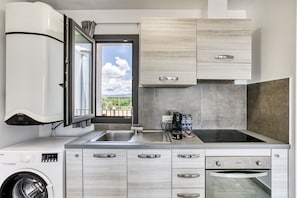 Fridge, oven, stovetop, coffee/tea maker