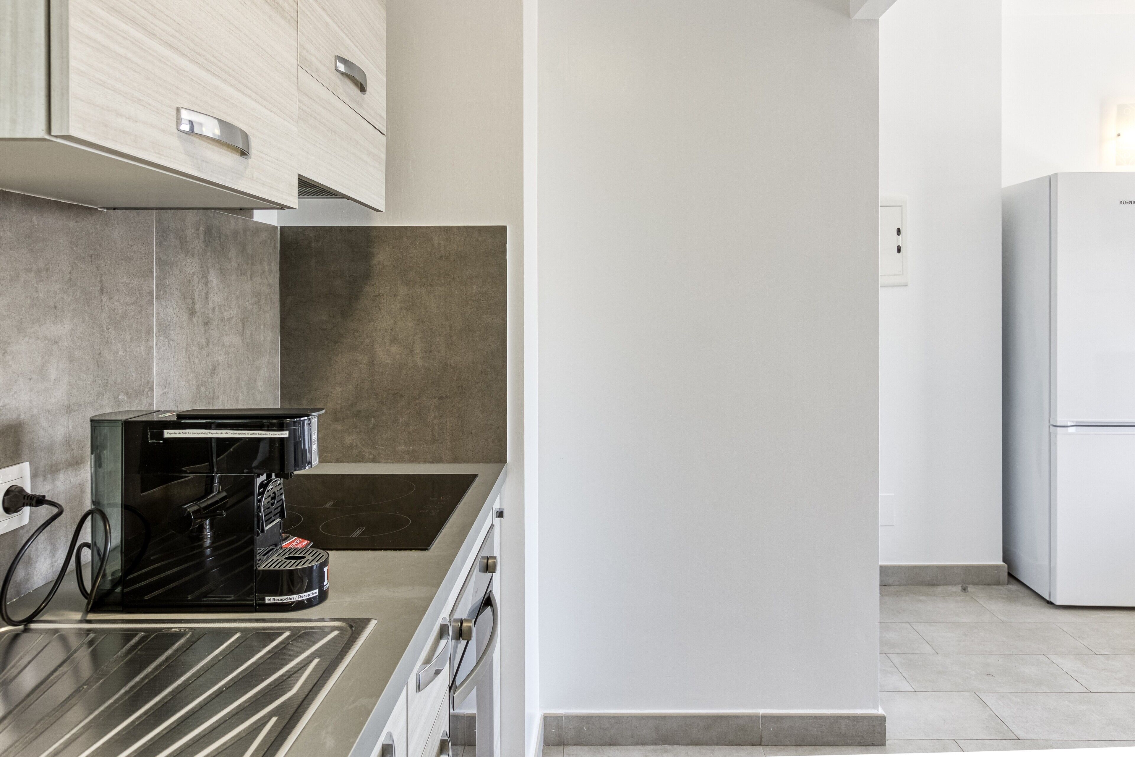 Réfrigérateur, four, plaque de cuisson, cafetière/bouilloire