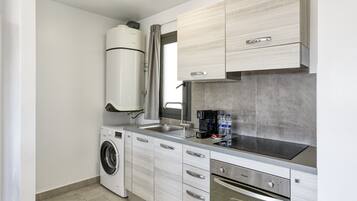 Frigorífico, horno, placa de cocina y cafetera o tetera