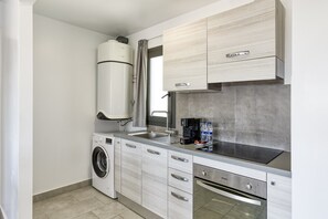 Refrigerador, horno, parrilla de estufa y cafetera y tetera 