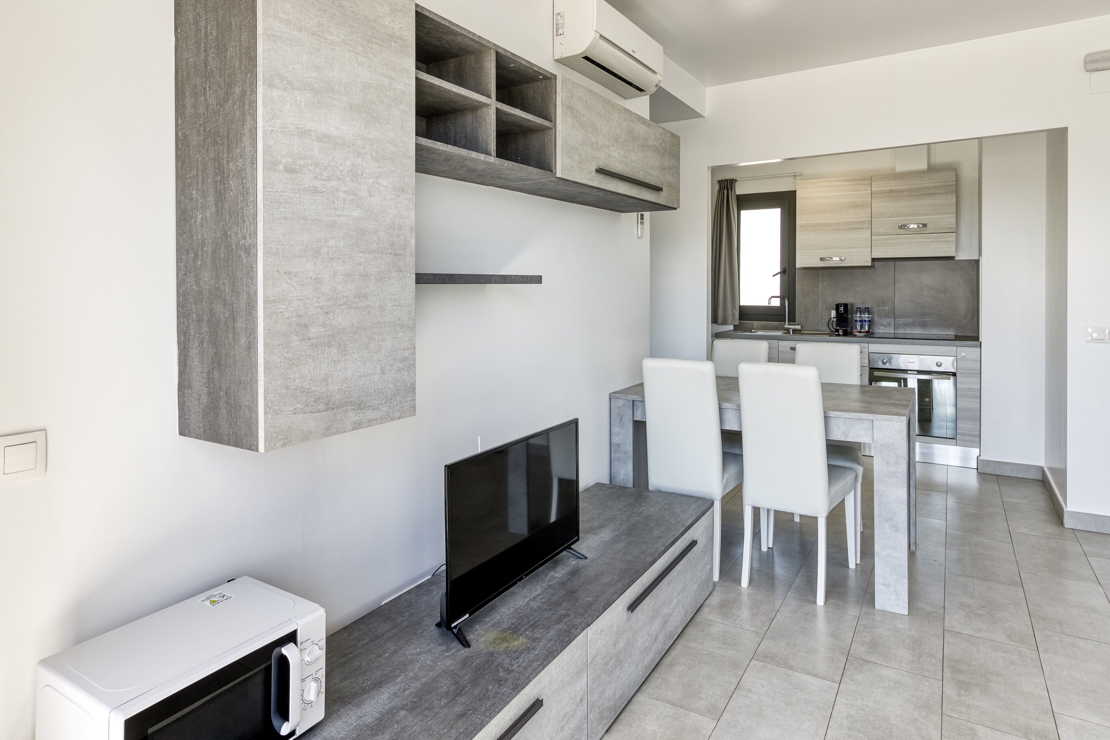 Frigorífico, horno, placa de cocina y cafetera o tetera