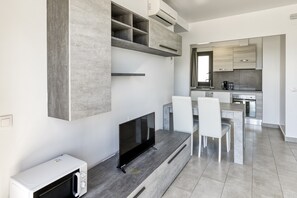 Fridge, oven, stovetop, coffee/tea maker - Apartment "Giuliano Superior 4" with Balcony & Wi-Fi (Empuriabrava)