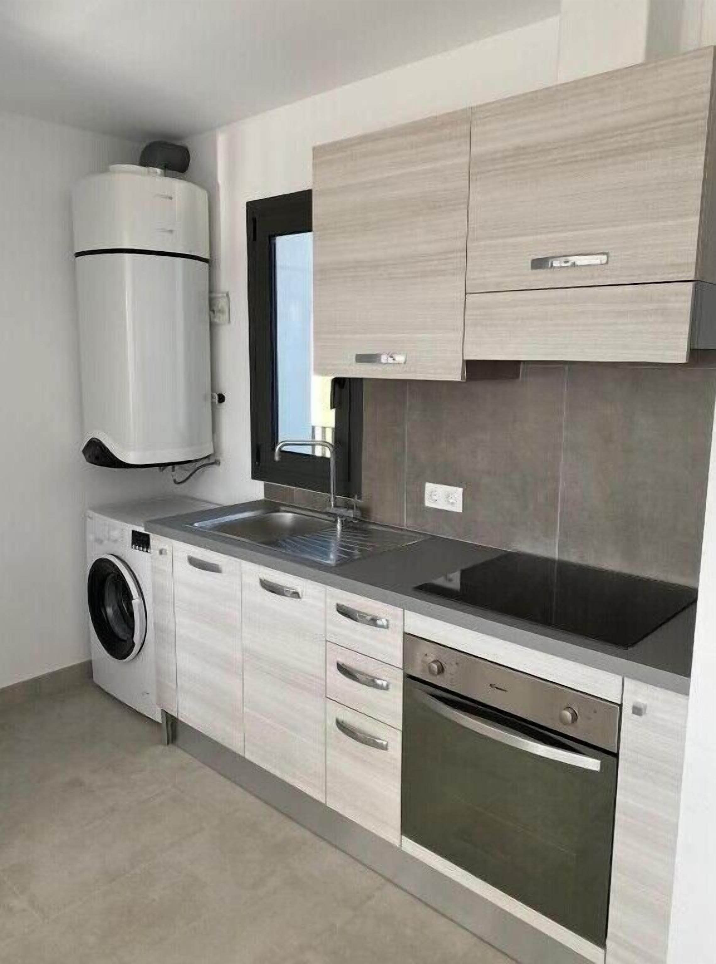 Réfrigérateur, four, plaque de cuisson, cafetière/bouilloire