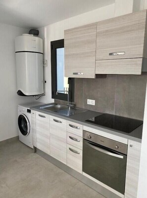 Fridge, oven, stovetop, coffee/tea maker