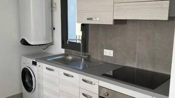 Fridge, oven, stovetop, coffee/tea maker