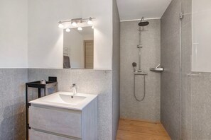 Douche, sèche-cheveux, serviettes fournies