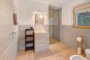 Dusche, Haartrockner, Handtücher