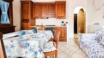 Een koelkast, een kookplaat, een koffiezetapparaat/waterkoker