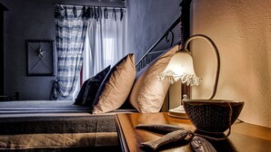 A hotel room with a bed, a bedside table with a lamp, a bowl, and a pair of slippers. - Apartment 'Casa Veronica Rio Marina ' (Rio Marina)