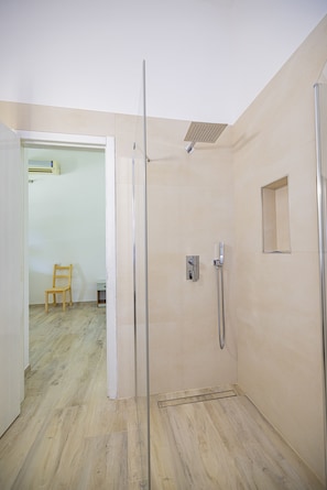 Dusche, Haartrockner, Bidet, Handtücher