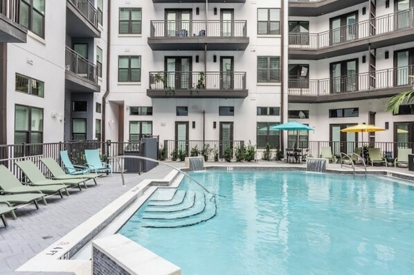 A heated pool - Luxury apartment (Tampa)