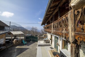 Outdoor dining - Apartment 'Anna-Purna' with Mountain View, Shared Terrace and Wi-Fi (Arâches-la-frasse)