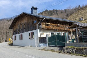 Exterior - Apartment 'Anna-Purna' with Mountain View, Shared Terrace and Wi-Fi (Arâches-la-frasse)