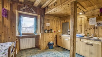 Kylskåp, mikrovågsugn, ugn och spishäll