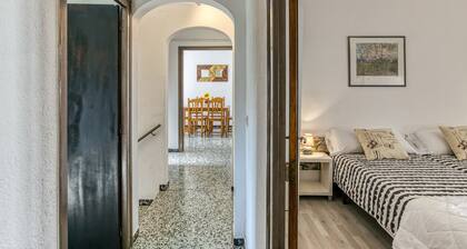 Casa de vacaciones 'Can Picola' con vistas a la montaña, terraza privada y Wi-Fi