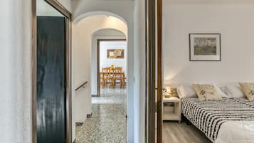 2 Schlafzimmer, BĂŒgeleisen/BĂŒgelbrett, Internetzugang, BettwĂ€sche