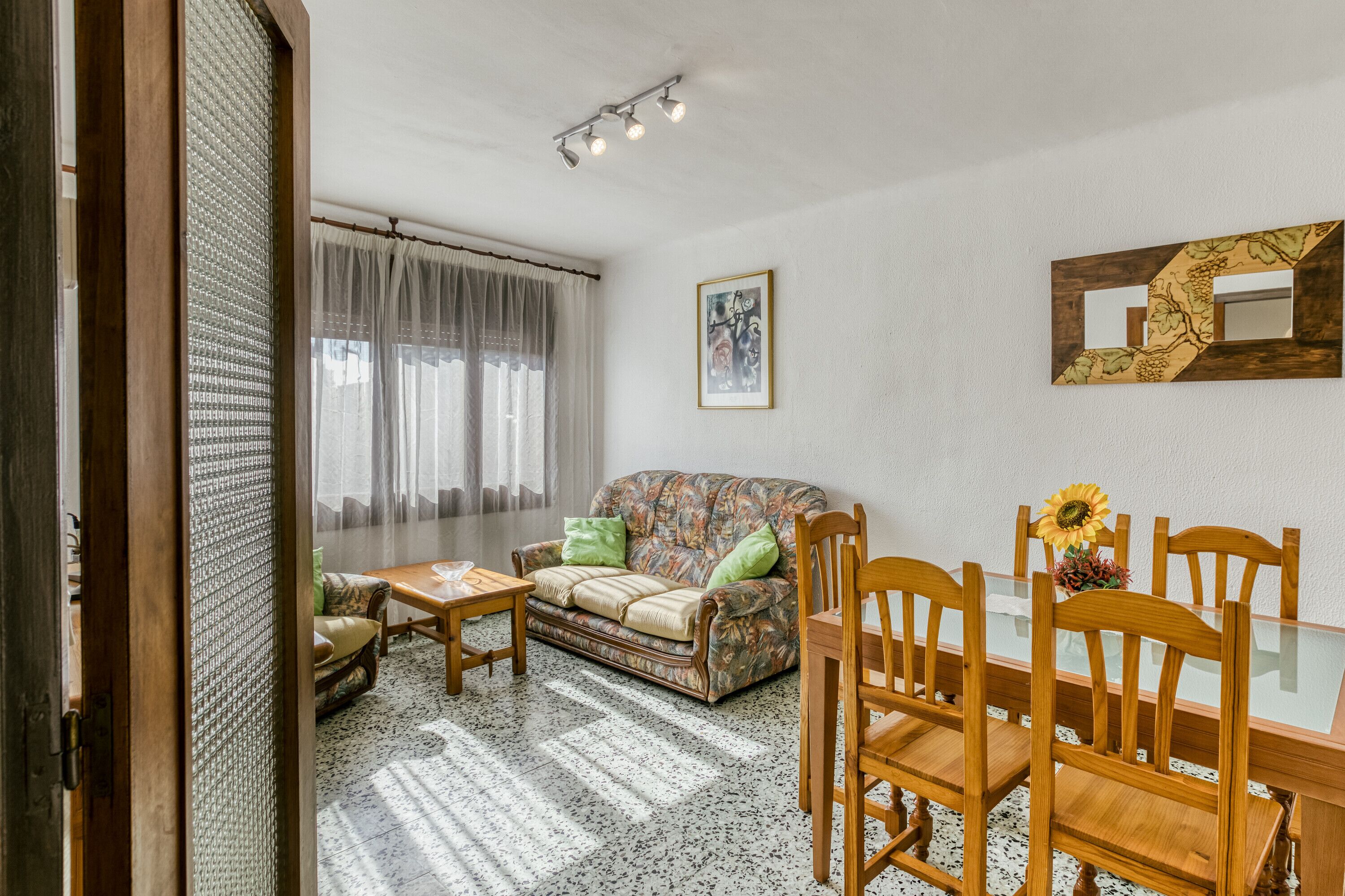 Een televisie en een open haard