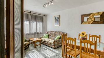 Een televisie en een open haard