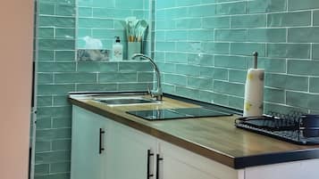 Réfrigérateur, micro-ondes, plaque de cuisson, cafetiÚre/bouilloire