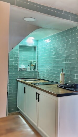 Frigorifero, microonde, piano cottura, macchina per tè/caffè