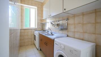 Réfrigérateur, four, plaque de cuisson