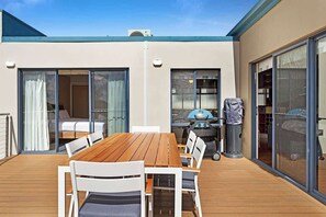 Outdoor dining - Stunning Oceanviews with large Balcony 3bed/2bath (Cowes)