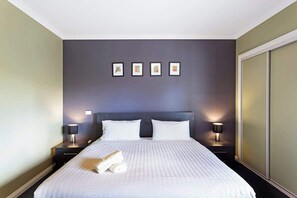 3 bedrooms, desk, iron/ironing board, WiFi - Stunning Oceanviews with large Balcony 3bed/2bath (Cowes)