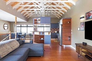 TV, stereoanlegg og kontorer